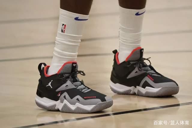 美国男篮热身赛险胜澳大利亚 詹姆斯贡献10分